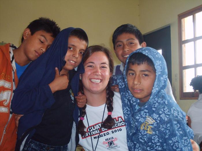 Elizabeth Benjamin '09 with students from Safe Passage