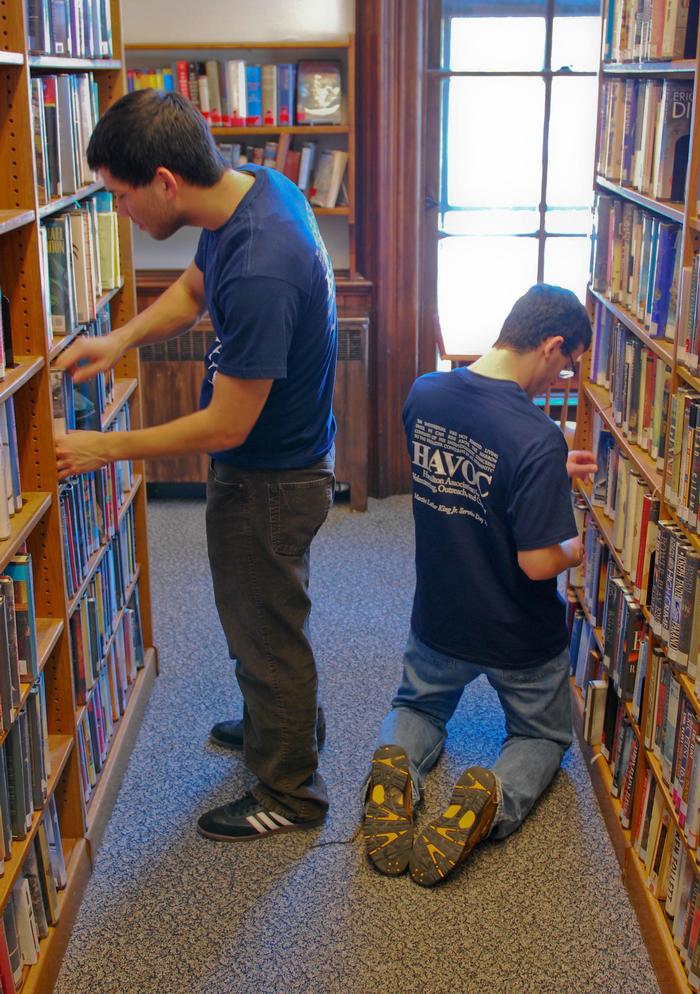 HAVOC volunteers clean the stacks at the Kirkland Town Library. PHOTO: BY DAVID SCHWARTZ '13