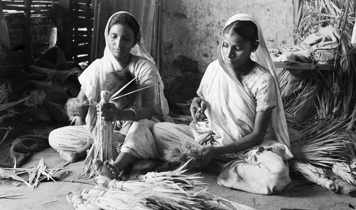 Making brooms, Saraspur, Ahmedabad, 1937 Courtesy of the artist