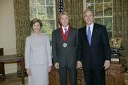 Leigh Keno '79 with President and Mrs. Bush in the Oval Office.White House photo by Eric Draper
