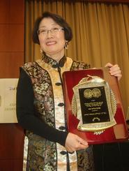 Hong Gang Jin receives the NCOLCTL 2013 Walton Award