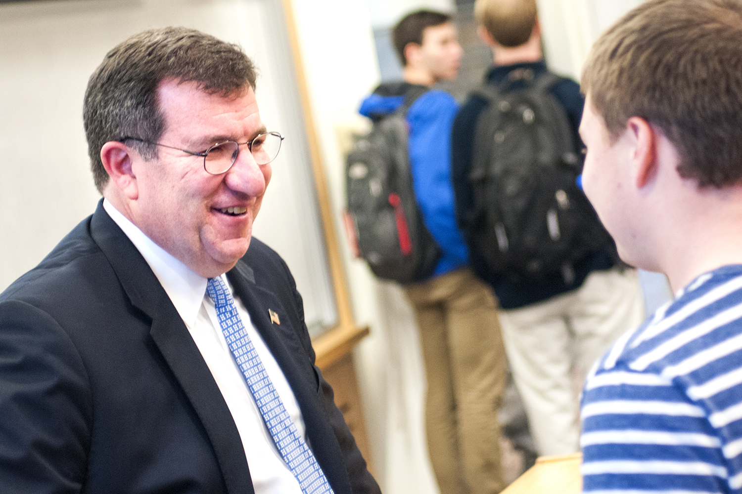 Daniel Connolly ’85, P’18 speaks with students after his lecture at Hamilton.