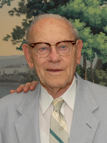 Robert L. deCourcy ’38