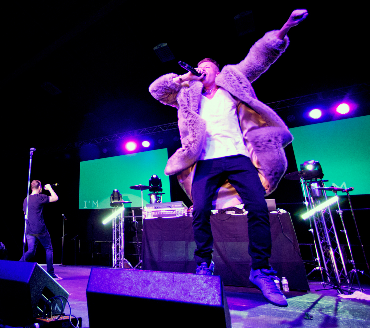 Macklemore borrowed a student's fur coat before performing<em>Thrift Shop</em>.