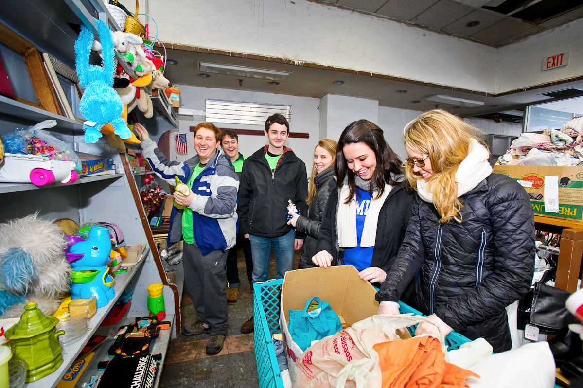 Alex Kaplan '16, Zack Franciose '14, Keenan Burton '16, Liz Morris '16, Mary Thede '15, and Kathleen Allen '15 volunteer at the Utica Food Bank. 