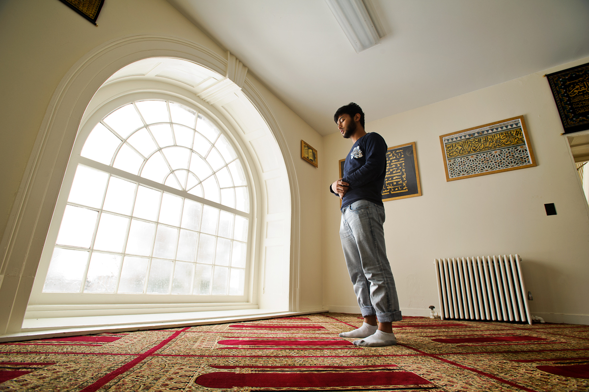 Читает намаз слушать. Мужчина в мечети. Комната мусульманина. Молитвенная комната мечети. Комната для намаза.