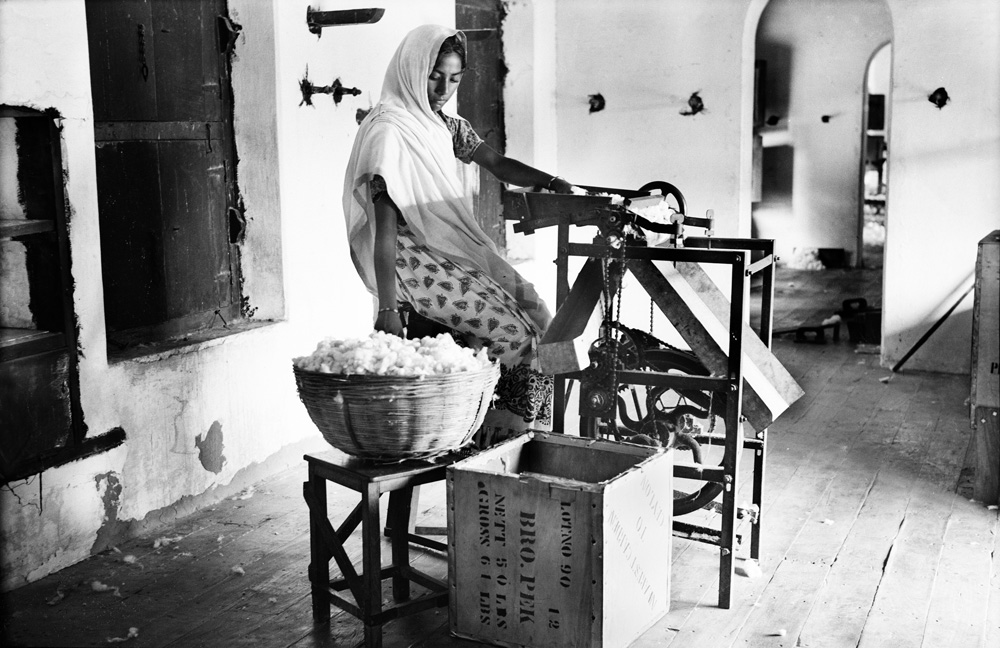 Cleaning seeds from cotton, Raipur, Ahmedabad, 1937 - Courtesy of the artist