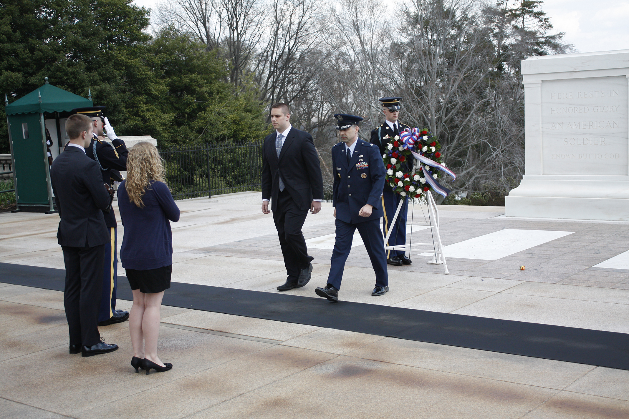 From left Chris Holm '15 and Tracy Mazzerole '15 (backs to camera), Vincent Di Cindio '15 and Lt. Colonel Eric R. Hannis ’90.